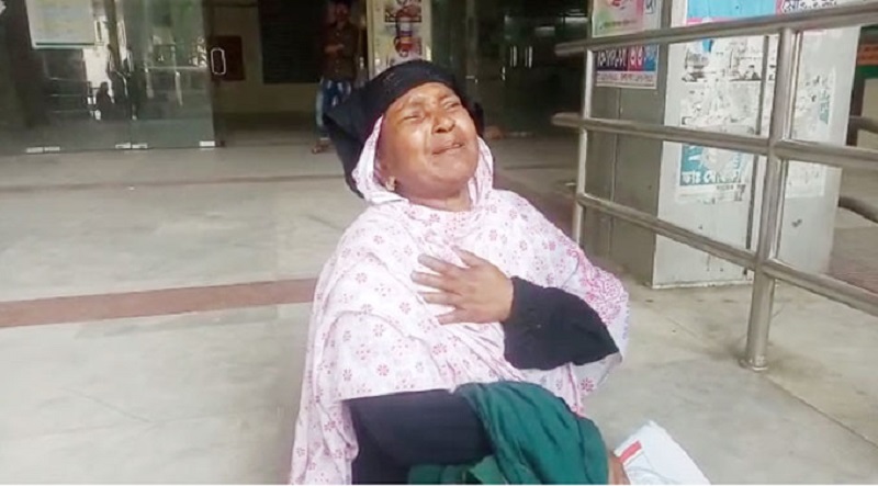 মায়ের চোখের সামনে এম্বুলেন্সেই মারা গেলেন রাজু